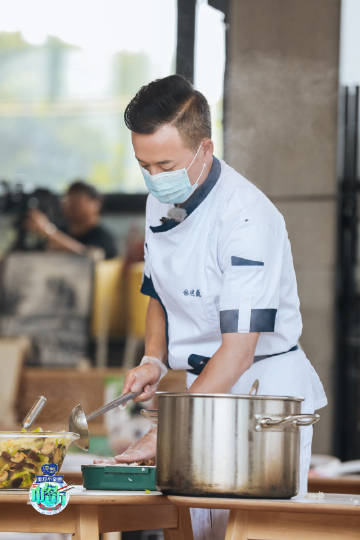中餐厅新烹饪新星帮厨，照亮美食之旅的璀璨之星